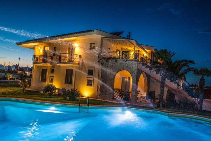 VILLA LIBECCIO appartment with shared swimming pool, at 200 meters from the beach, solarium and private parking
