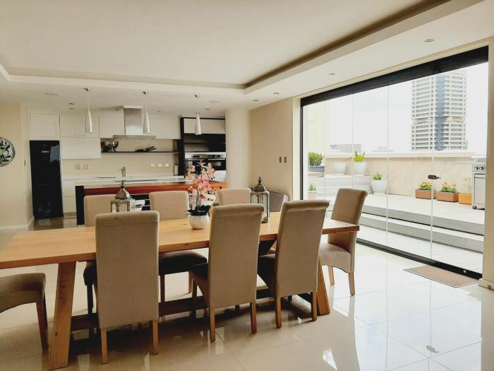 1804 Franklin 3-Bed Penthouse with Rooftop Jacuzzi