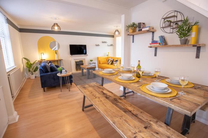 LARGE!! 3 bed,3 bath house with parking in town centre! sleeps 6