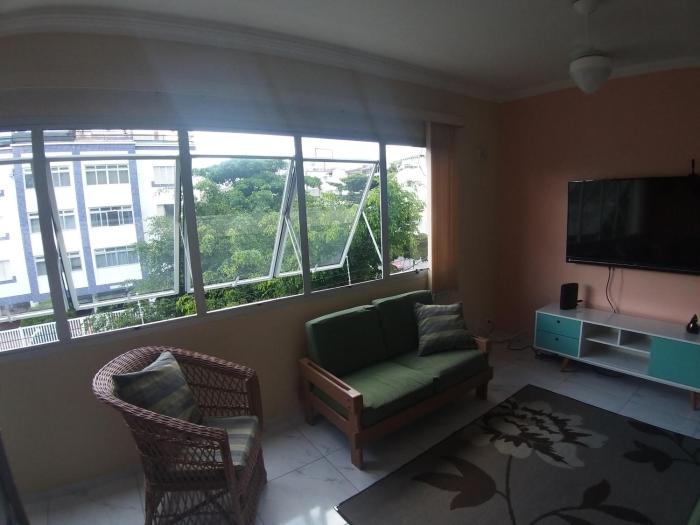 Guaruja. Excelente apartamento, localizado no melhor ponto da Enseada, a 200 m da praia. Possui restaurantes, mini shoppings e boulevard próximosar,  ambém a supermercados, farmácias e ao aquário do Guarujá.