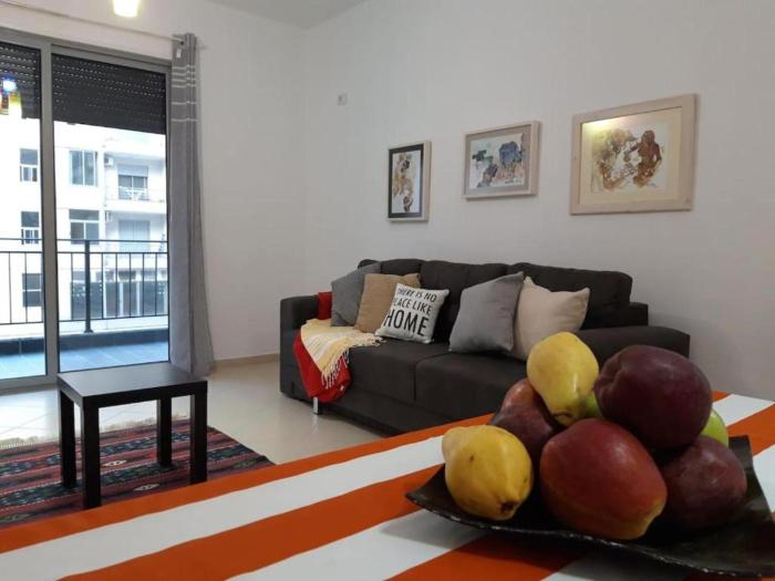 2 Bed Apt Sleeps 6 -Balcony - 5-Mins from seaside