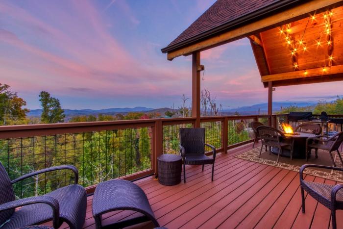 Woodsy Retreat w Fire Pit & Resort Amenities