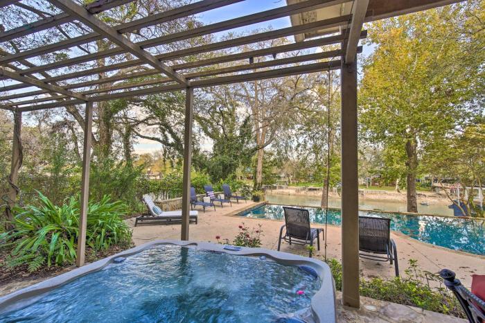 4-Season Boathouse, Hot Tub! Guadalupe River Oasis