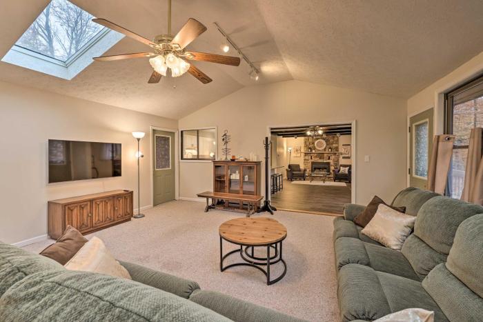 Cozy Poconos Ranch Home w Pool Access, Near Lake!