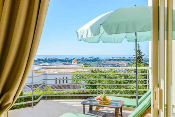 BnB Homes Ocean view Apartment with huge sunny Terrace, 2 Swimming pools & Tennis court