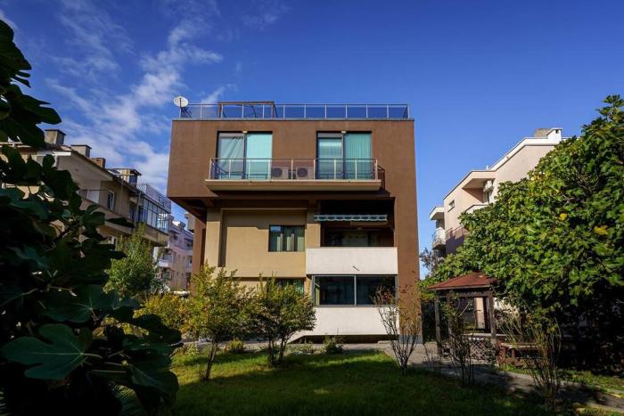 ЛУКСОЗНА ТРИЕТАЖНА КЪЩА в центъра на Приморско