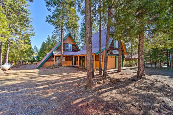 Cabin Hideaway < 1 Mi to Trinity Lake: Hike & Fish