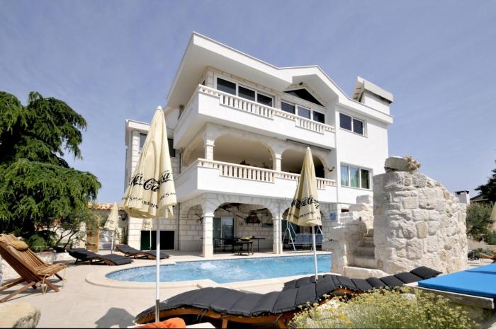 STAGNUM BABA - Impressive Luxury Villa with heated pool, hot tub, playroom and upscale house design