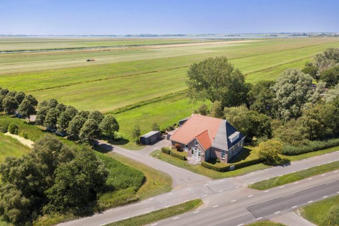 Large fully renovated farmhouse with indoor Swim spa and Sauna