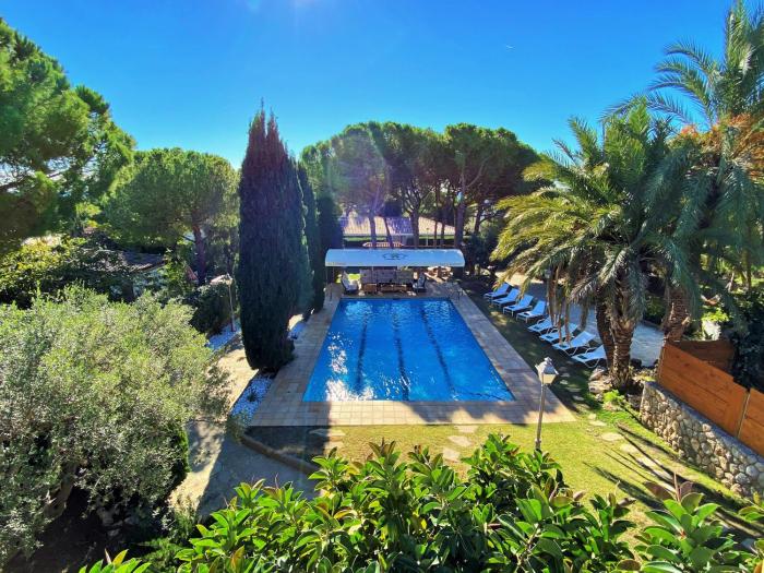 Villa Sitges El Ranch Amaizing Outdoor Areas Beaches at 5 minutes walk Sitges at 15 min drive AC Pool Jacuzzi & Garden XXL