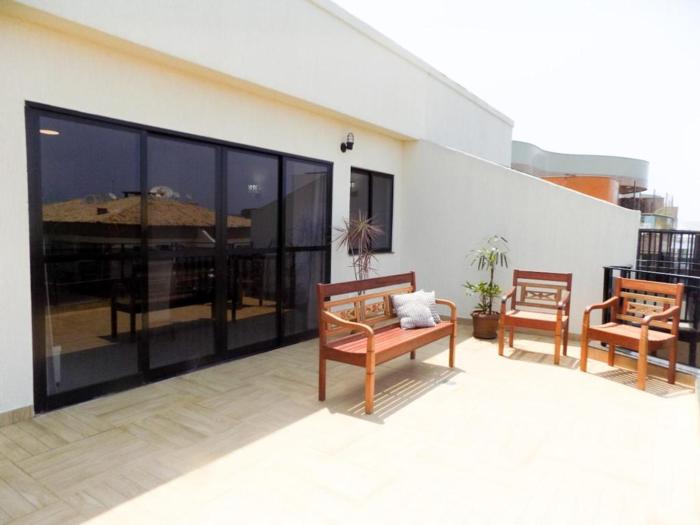 Cobertura linear a uma quadra da Praia do Forte