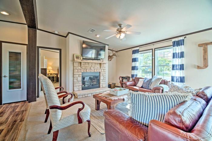 Calm Retreat with Ponds about 12 Mi to Somerville Lake