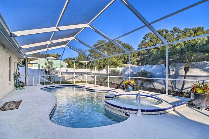 4 Mi to Beach: Gem w Pool & Lanai in Seminole!