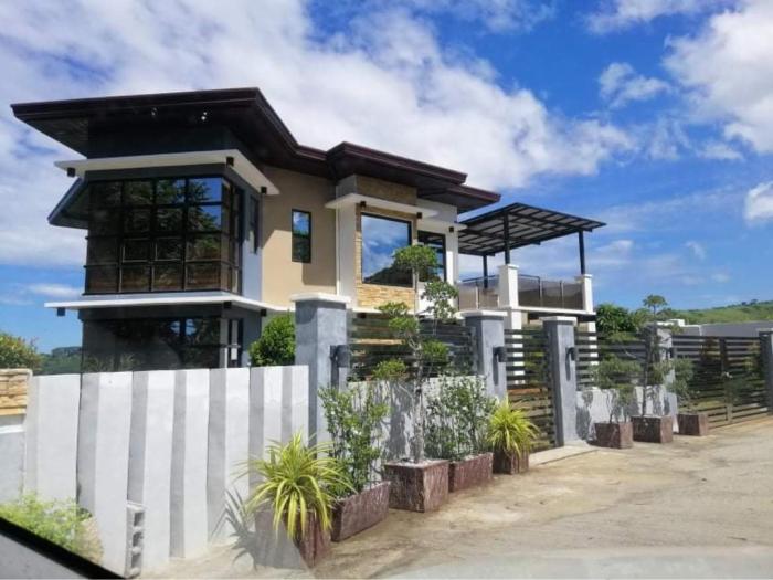 Villa - Sleeps 10 - Communal Pool - Parking