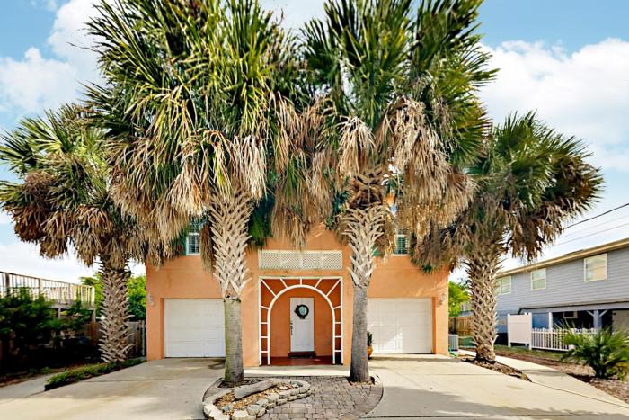 Tropical Gem w Courtyard & Large Deck – Stroll 1 Block to Beach Boardwalk