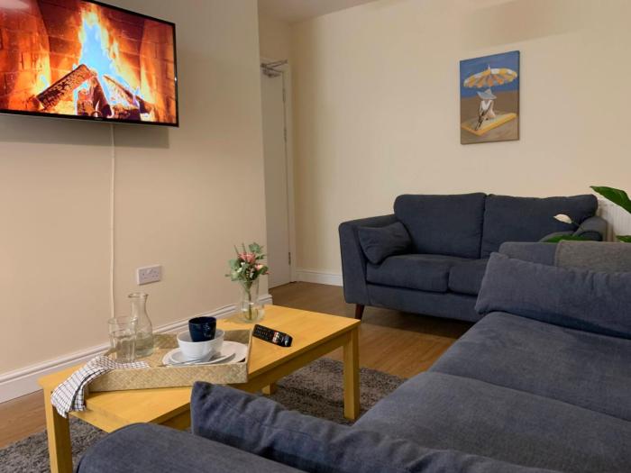 Modern 6-Bed-Groups-Contractors onsite Parking Vans-Cars