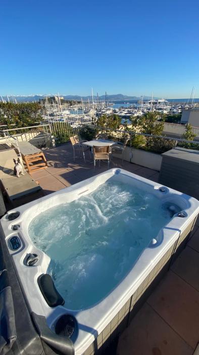 Penthouse vue mer avec Rooftop,Jacuzzi,et parking privé