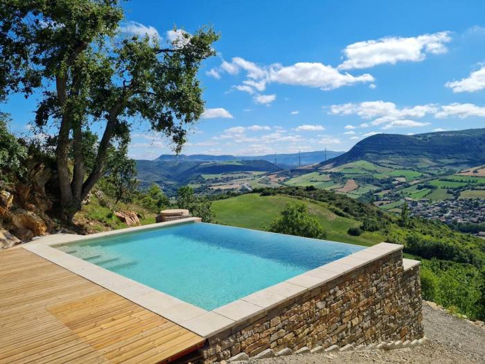 Maison charmante à Saint-Georges-de-Luzençon avec jacuzzi
