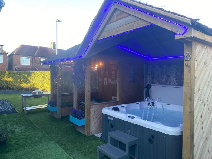 6 Bed-Sleeps 12-Hot Tub-Free Parking-Pet Friendly