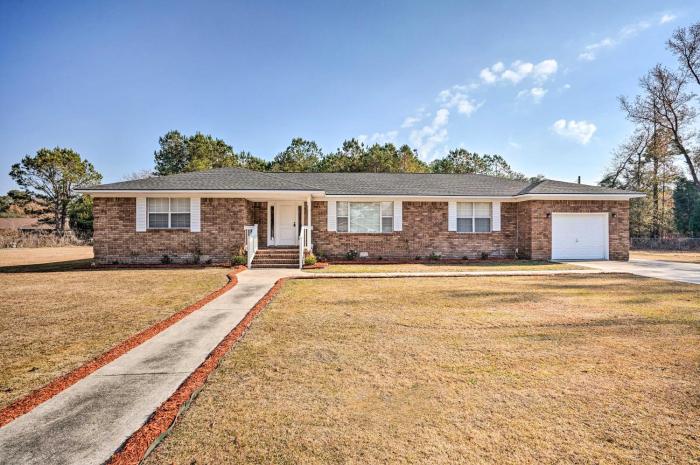 Moncks Corner Home w Yard Near Lake Moultrie