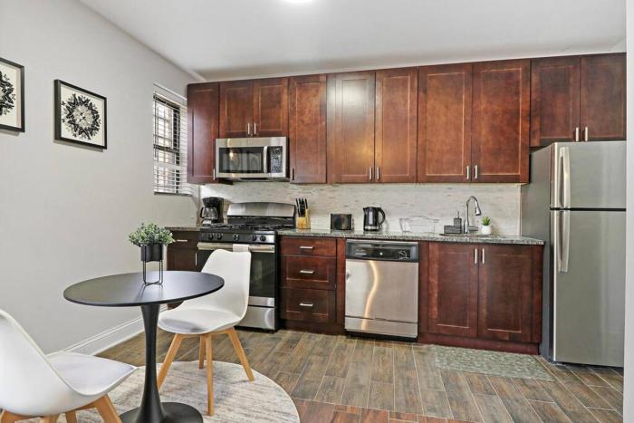 Delightful 1BR Apartment in Ravenswood - Ashland BW