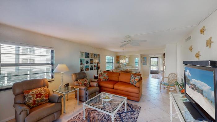 Prime Location I Free Beach Access Directly Across The Street