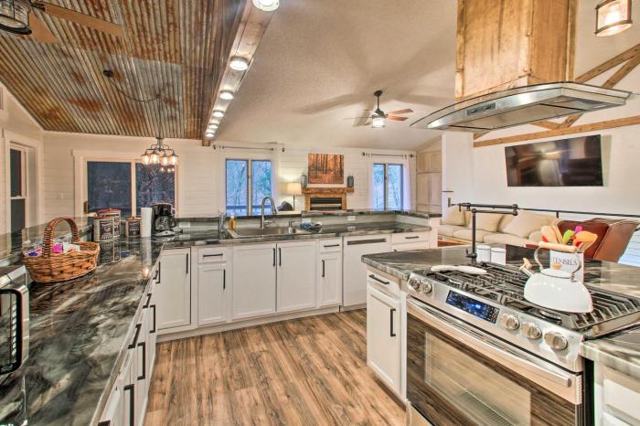 15 Mi to Hot Springs Natl Park Home with Fire Pit!