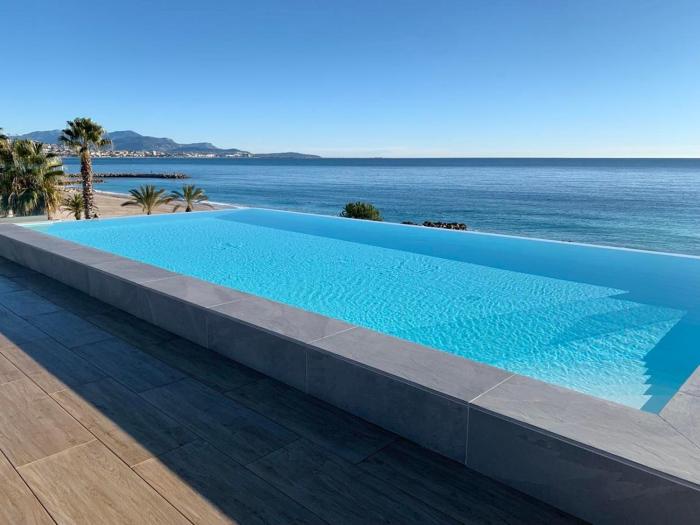 Appartement climatisé les pieds dans leau pour 6 personnes avec 1 suite parentale, 1 chambre double et 1 mini chambre Piscine sur le toit clim garage