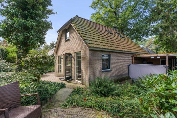Vakantiehuis in het bos met jacuzzi en sauna