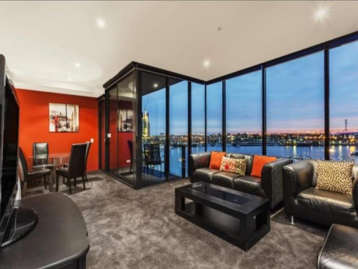 Lovely waterfront condo with swimming pool and gym in the heart of Docklands