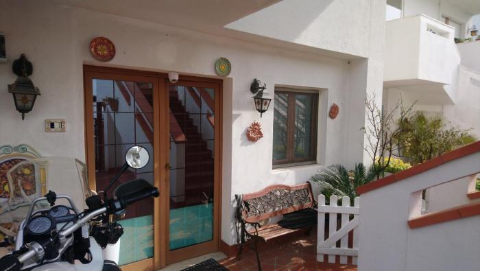 Intero appartamento, bilocale di 55 mq ,soggiorno-cucina open con divano letto, una camera matrimoniale ,con Giardino privato e corte,tre tre quattro sette sei cinque uno tre due nove