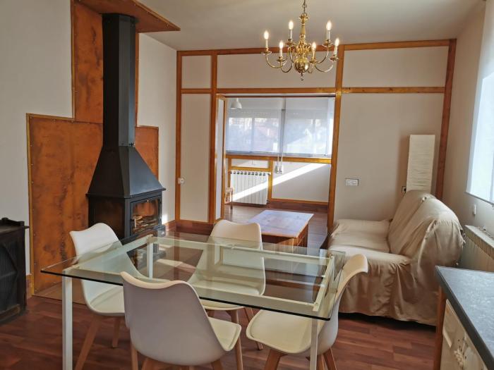 Casita independiente con jardín y chimenea.