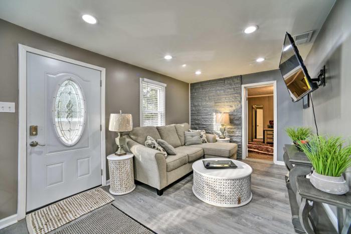 Completely Renovated Escape about 1 Mile to Downtown!