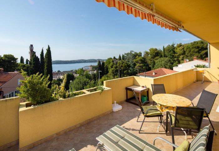 Apartment Draga with Sea View, Terrace & Parking