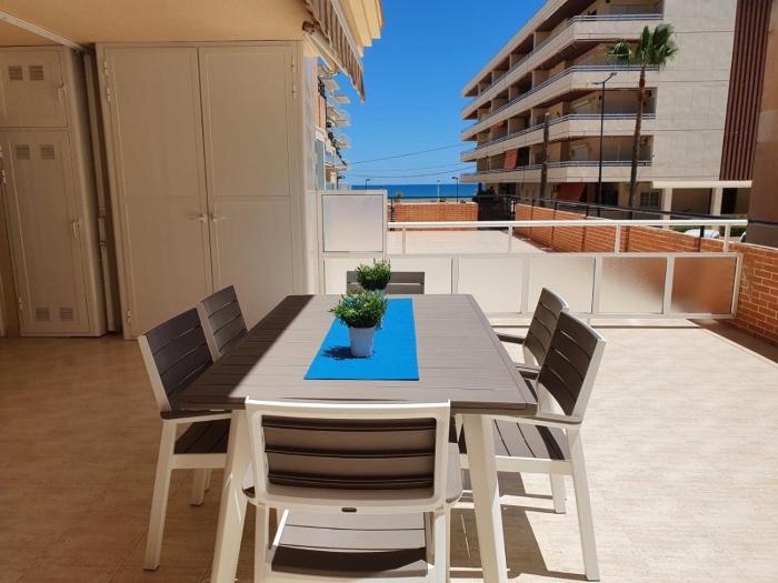 Relax y comodo APARTAMENTO CON GRAN TERRAZA, PISCINA Y CON VISTAS AL MAR, A SOLO 50 m DE LA PLAYA