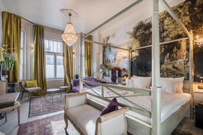 BpR Violet Noir Apartment with AC