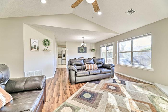 Fayetteville Home w Hot Tub ~ 3 Mi to U of A!