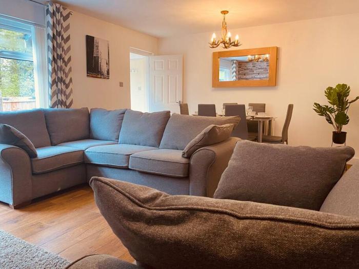 Comfy House with Parking for Multiple Vehicles