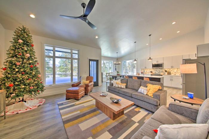 Elegant Priest Lake Townhome about 1 Mi From Lake