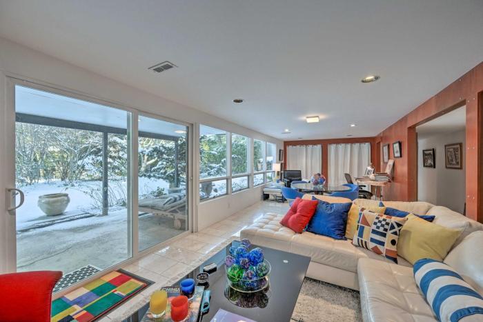 Edmonds Apartment with Private Wine Cellar!