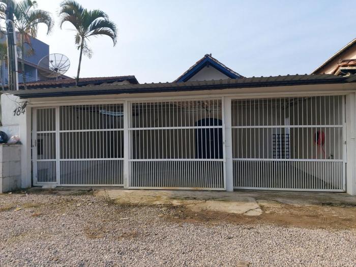 0005.04 - Maranduba - Casa - 3 Dorm - 14 Pess - 3 Quadras Do Mar - Piscina Coletiva - WIFI - Ar Condicionado