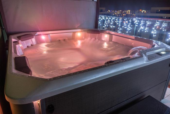 White Dream Penthouse with Jacuzzi