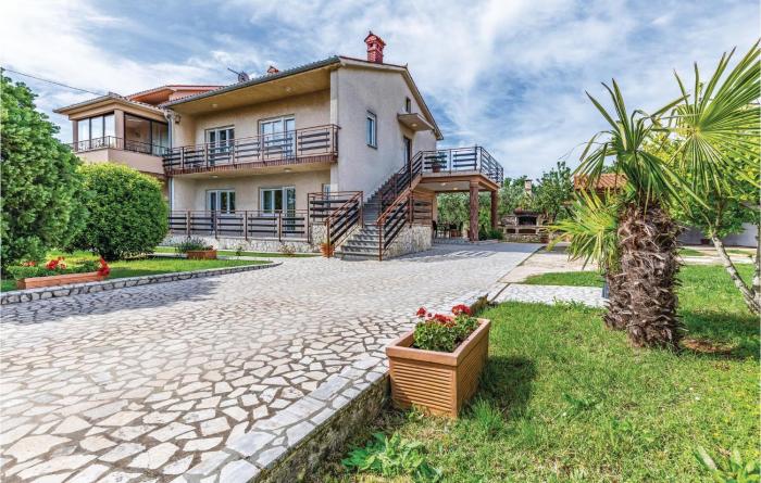 Stunning Apartment In Liznjan With Wifi