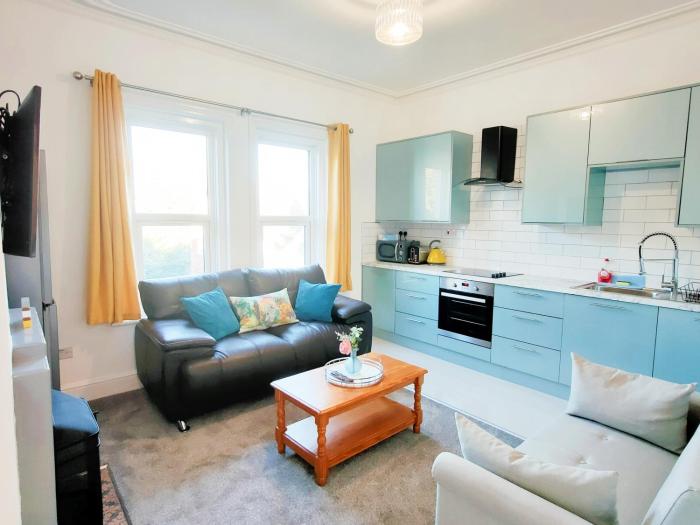 Flat-C, 4 Adults, 20 mins to Beach, Netflix, Wifi, Sleeps 4 Adults