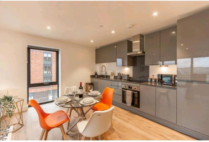 Balcony View Apt Free Parking Sleeps 5