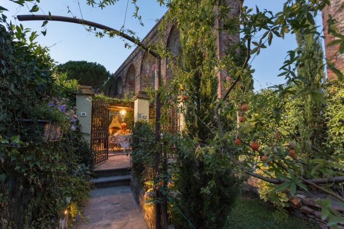 La Dimora dei Conti, Indulge in a Country Farmhouse Apartment with Jacuzzi Facing the Town!