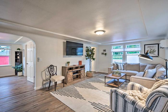 2-Acre Farmhouse in Redmond w Deck & Grill!