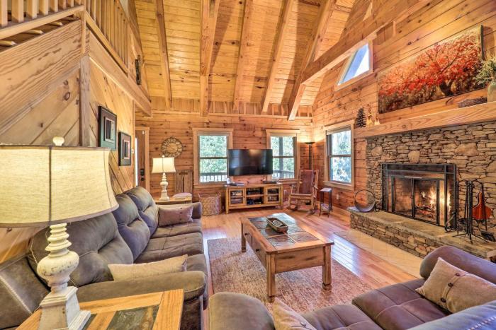 4 Mi to Sugar Mtn: Rocky Creek Cabin w Hot Tub