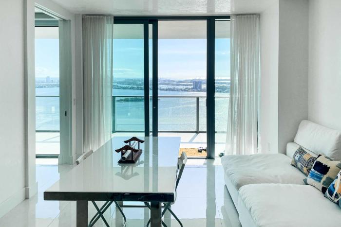 Luxe Miami Condo with Community Pool and Hot Tub!