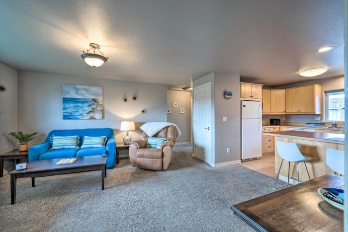 Apartment with Gas Fireplace about half Mi to Beach!